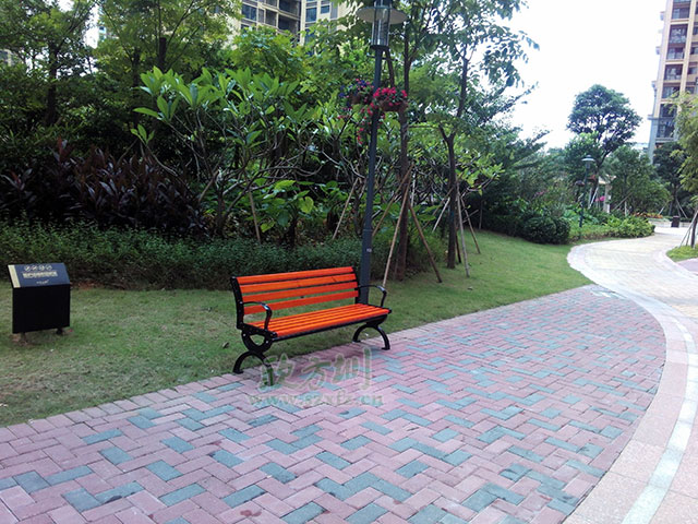  欣方圳垃圾桶廠家這里有您所需的各類垃圾桶產(chǎn)品和園林椅休閑椅，您只需要關(guān)注一下您身邊的市場或者來欣方圳官網(wǎng)瞧一瞧。您可以在欣方圳官網(wǎng)的案例里面，看到全國各地區(qū)的用戶案例及各種類型的用戶選擇。這不，深圳觀瀾的一位客戶又一次來我司欣方圳科技有限公司購買了一批鑄鐵有靠背園林椅。       欣方圳的這批P27鑄鐵有靠背園林椅椅腳模具使用電腦雕刻，比一般廠家人工模具鑄鐵椅腳表面更光滑平整。耐壓性極強(qiáng)，同時(shí)具備很強(qiáng)的耐熱、耐磨、耐蝕、耐低溫的特性，鑄鐵有靠背園林椅，生產(chǎn)周期較短，給人以粗獷、莊重、穩(wěn)重的感覺，是戶外市政公共設(shè)施必選產(chǎn)品。    而且為了防止椅條在受力情況下往下變形，我們欣方圳的每一款休閑椅都在在椅條的下面加了兩條L30*3的熱鍍鋅角鋼加強(qiáng)支撐，加強(qiáng)椅條的支撐能力，有效的將承載力傳遞到椅腿上，防止椅條變形，加強(qiáng)休閑椅的抗沖擊能力，提高鑄鐵有靠背園林椅的壽命。