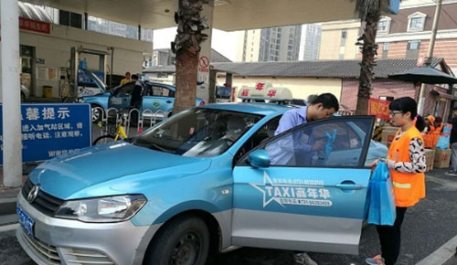 對車窗拋物說不！長沙環(huán)衛(wèi)局免費(fèi)發(fā)放2000個車載垃圾桶