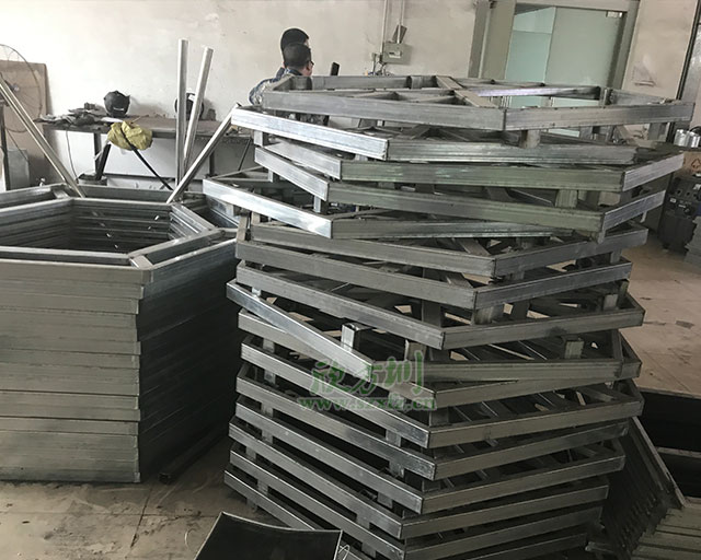 ?？诨疖囌菊九_(tái)花盆垃圾桶生產(chǎn)工藝