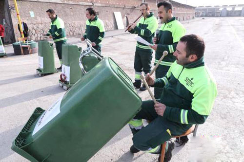 國外環(huán)衛(wèi)工用戶外垃圾桶奏響了勞動人民的天籟之音