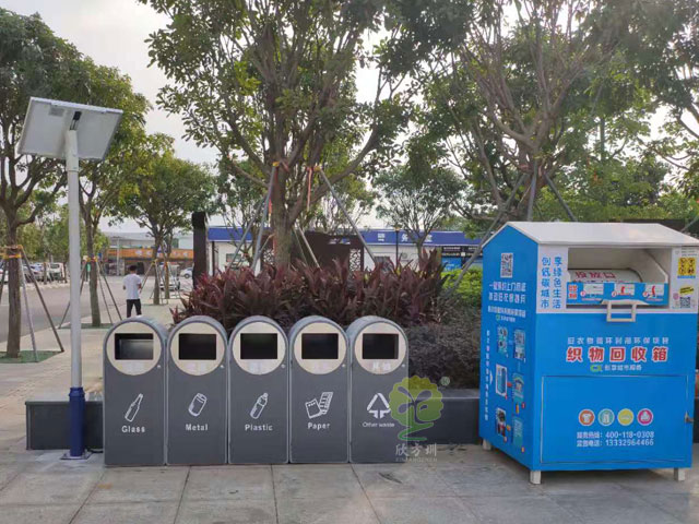 新款多分類果皮箱垃圾分類收集容器太陽能供電，智能滿溢功能通過平臺遠程終端提醒