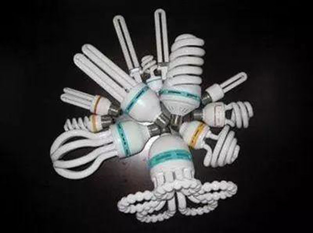 有害垃圾危害大，請(qǐng)投有害垃圾桶集中處置